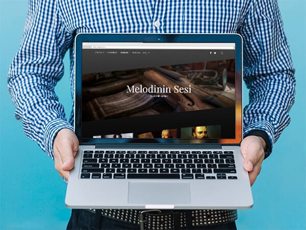 melodininsesi.com website shown on a laptop screen